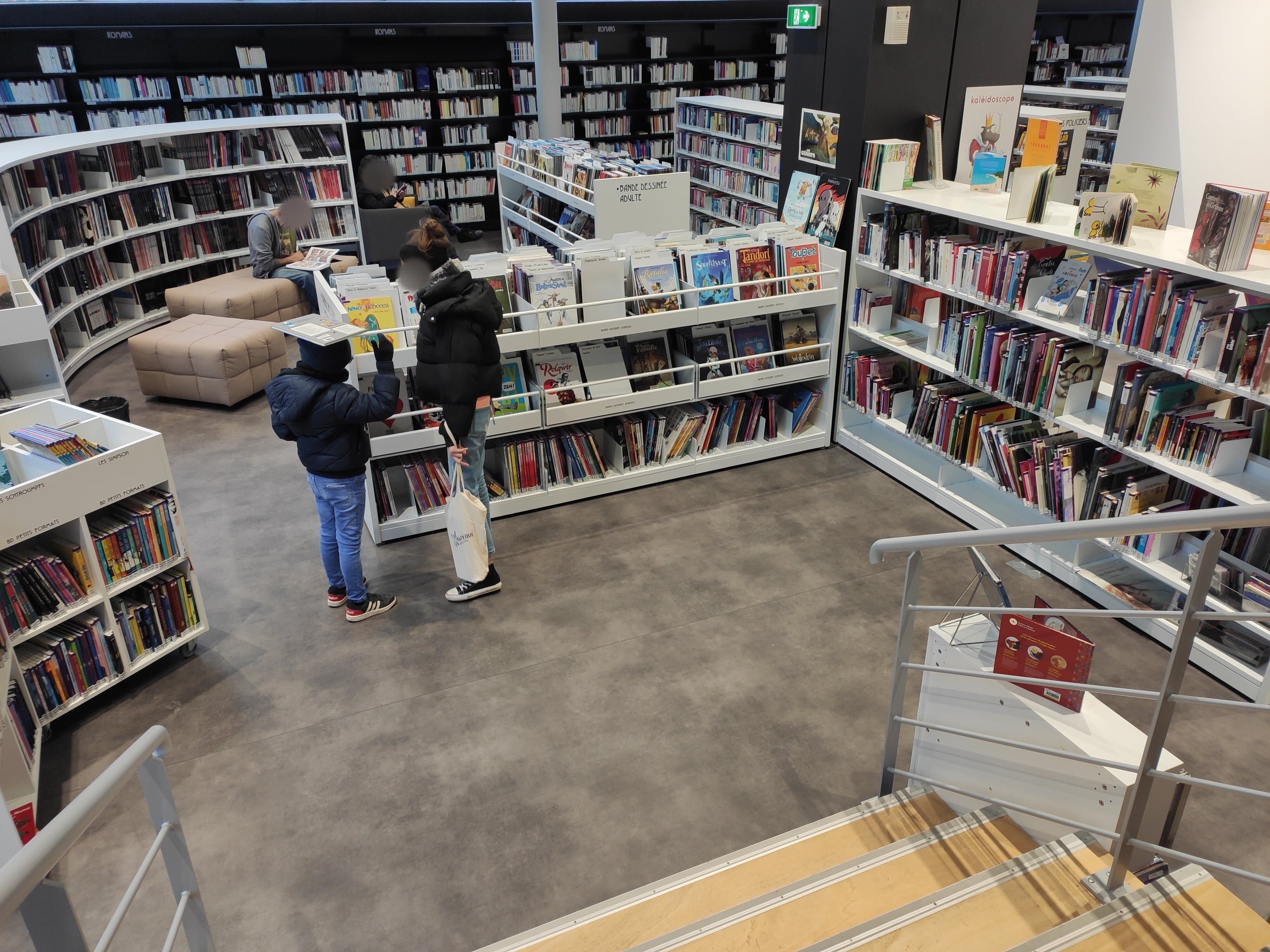 intérieur d'une médiathèque