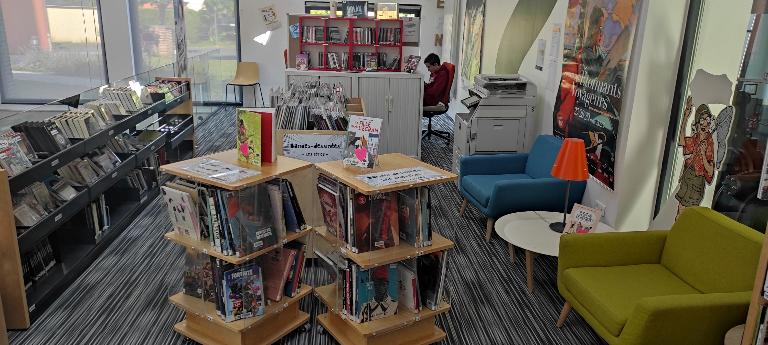 Etagère des bandes dessinées et fauteuils