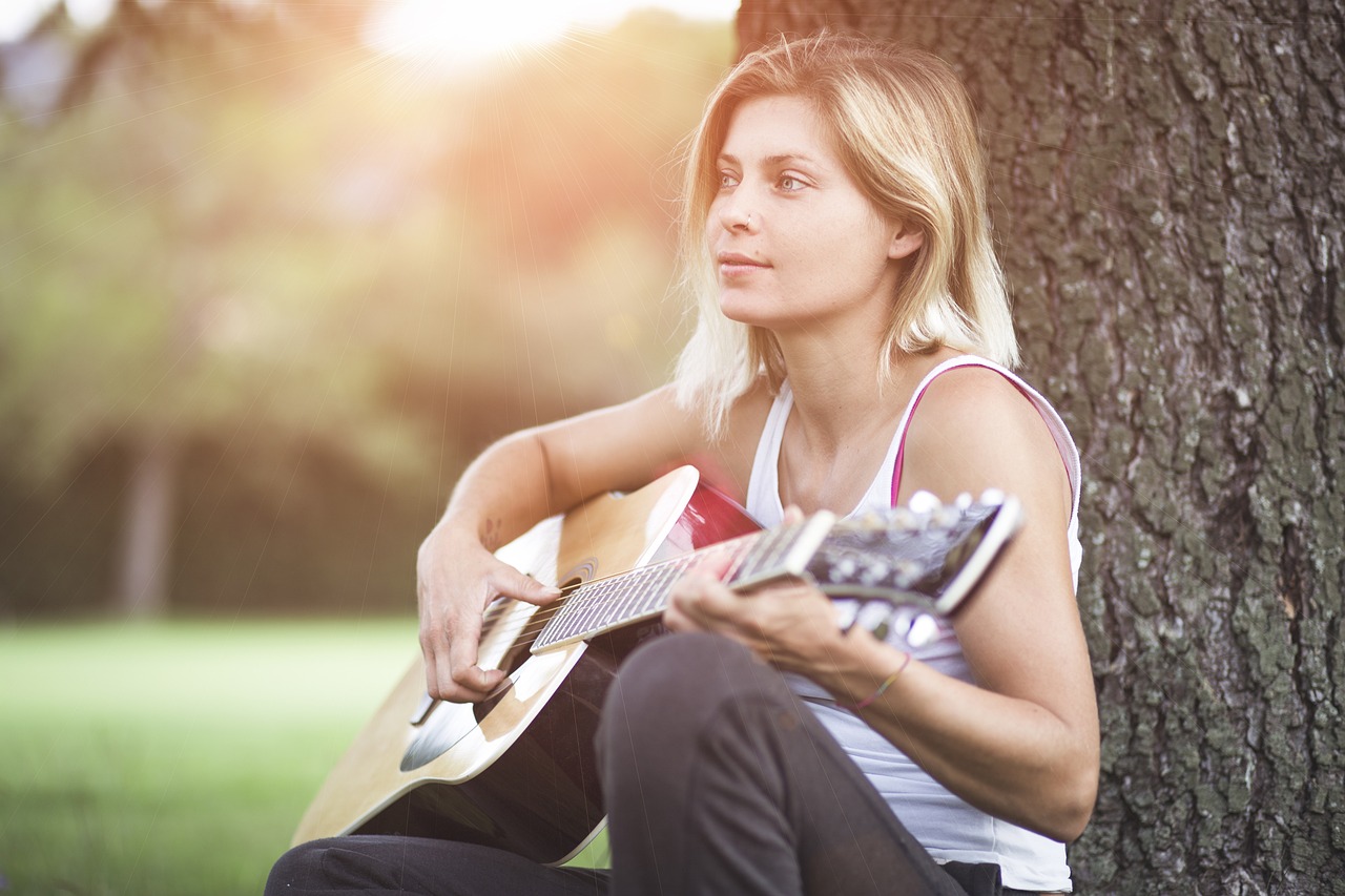 Une femme joue de la guitare