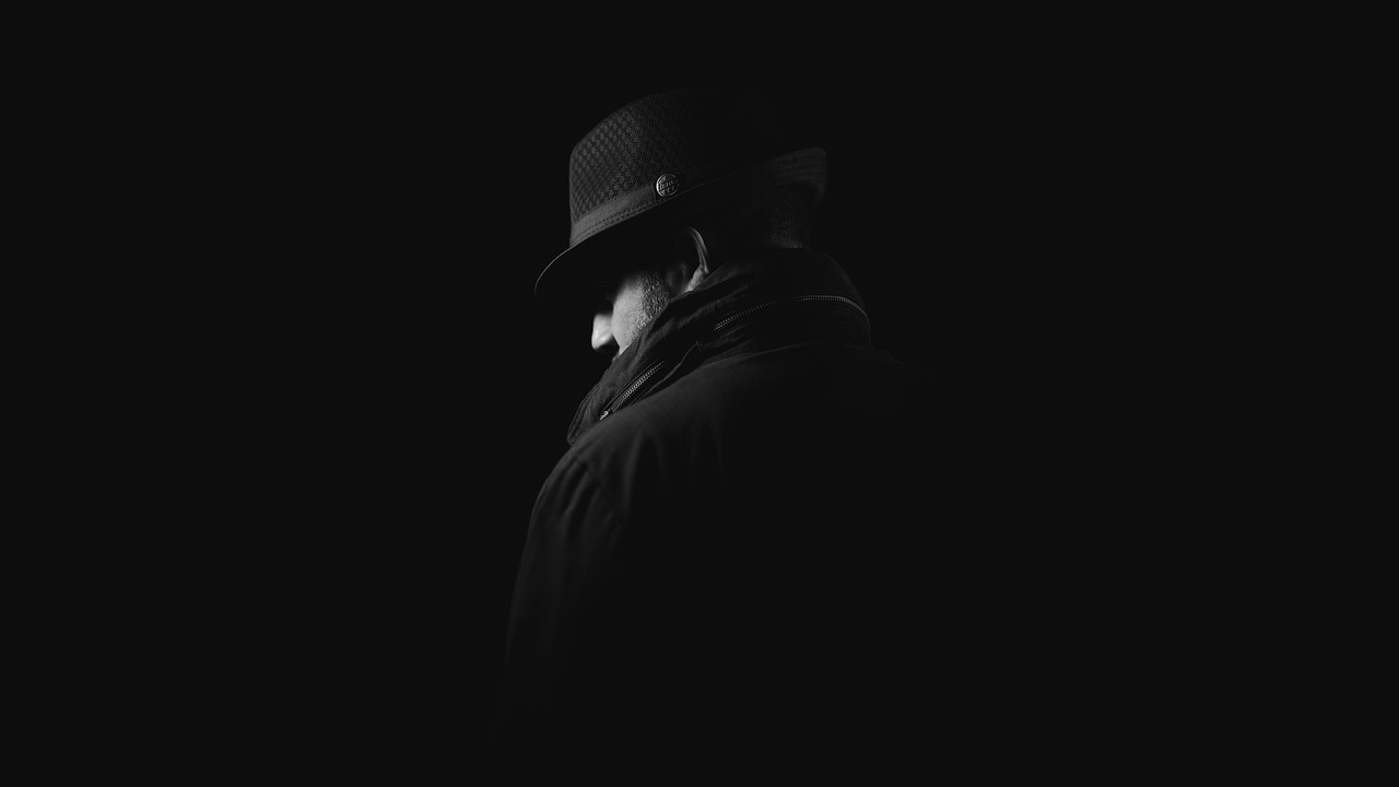 Homme de dos sur fond sombre