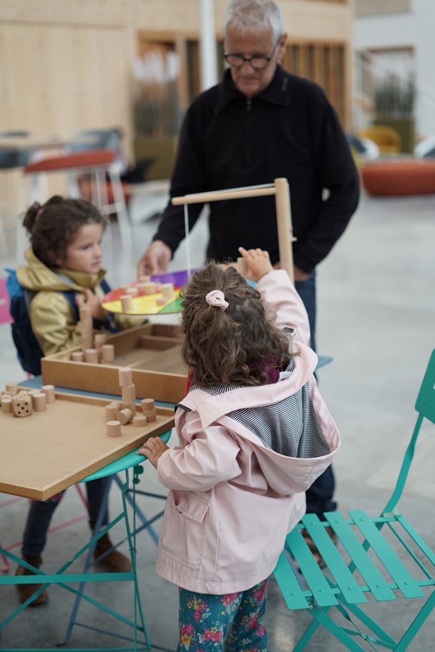Enfants et grand-père jouant à Dingo Disc