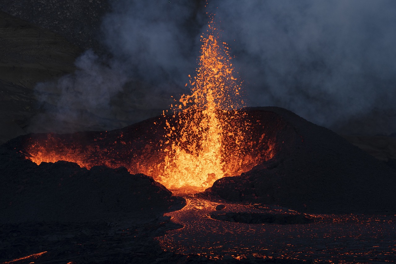 volcan en éruption