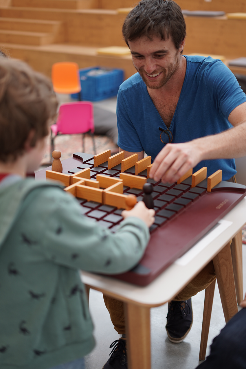 Enfant et adulte jouant à Quarto