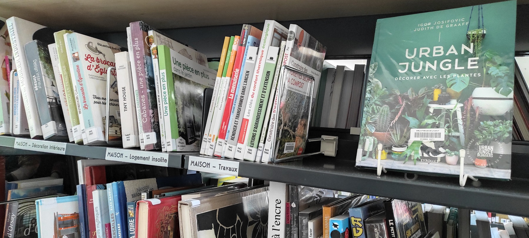 Etagère des documentaires contenant les collections décoration et bricolage