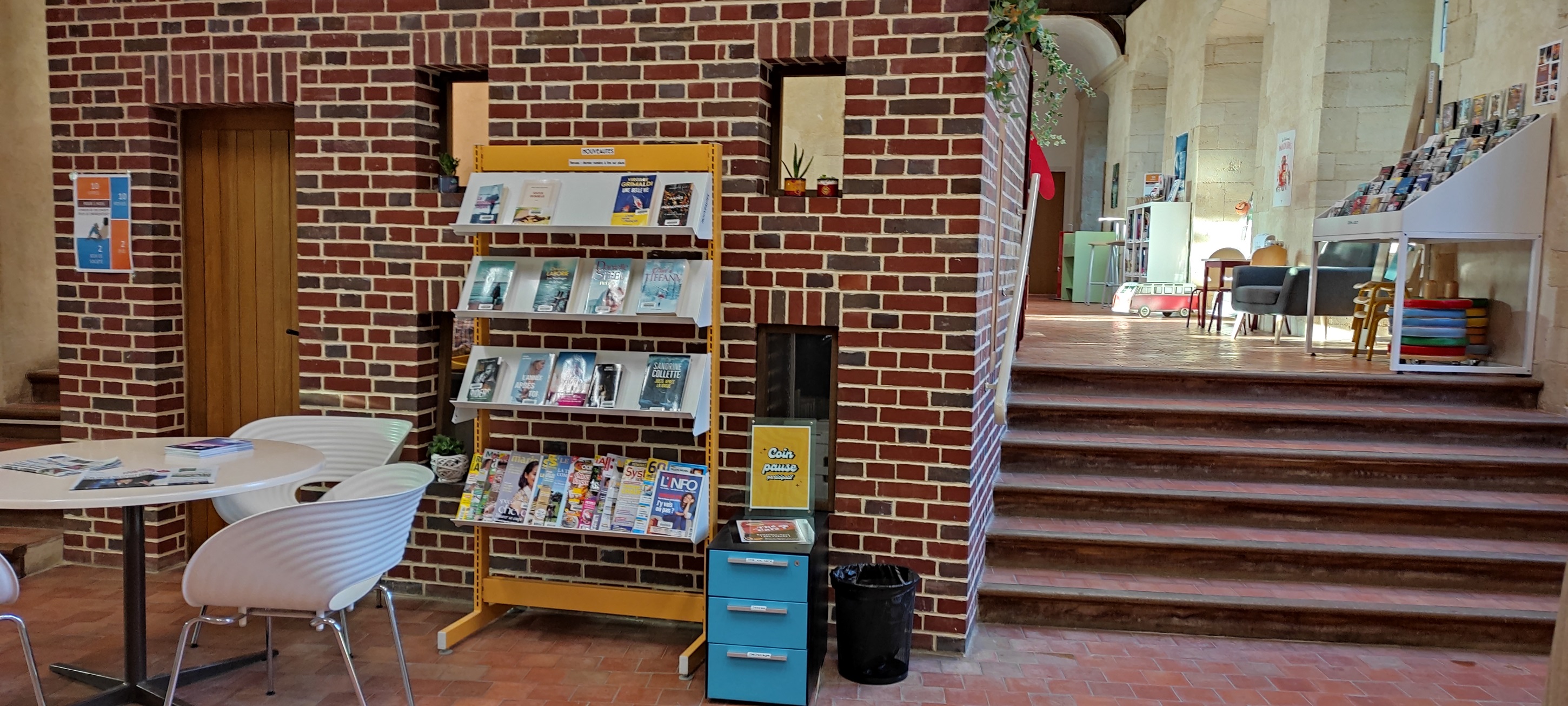 Espace nouveautés, presse et café participatif
