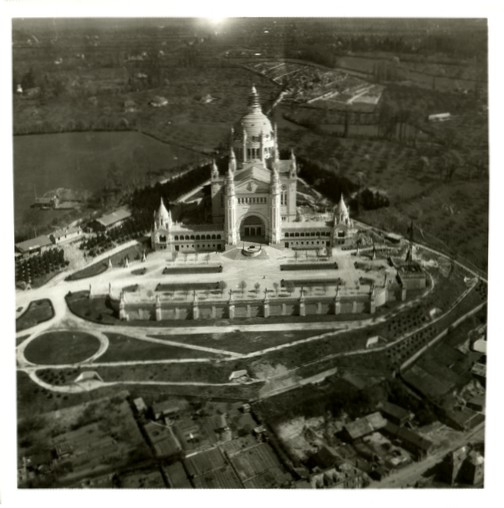 Vue aérienne de la basilique Sainte-Thérèse de Lisieux