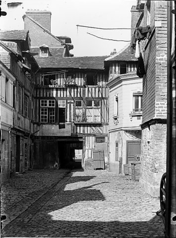 courdansuneruelledelisieux.jpg
