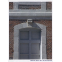Détail du décor de la façade sur cour