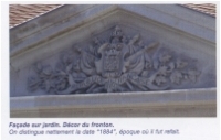 Façade sur jardin. Décor du fronton